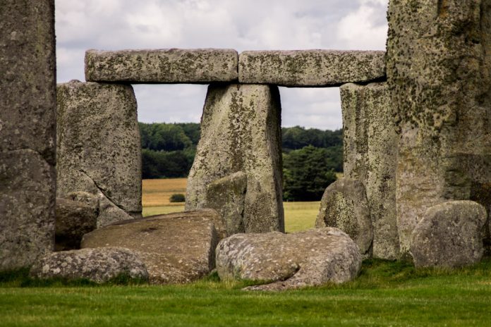 Immagine in evidenza – Stonehenge: come hanno spostato le pietre di 4 metri con un peso di 20 tonnellate? Stonehenge: come hanno spostato le pietre di 4 metri con un peso di 20 tonnellate? – Stonehenge: come hanno spostato le pietre di 4 metri con un peso di 20 tonnellate?