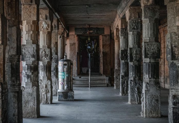 Immagine in evidenza – Lepakshi Temple - Il tempio dei giganti con la colonna sospesa in aria Lepakshi Temple - Il tempio dei giganti con la colonna sospesa in aria – Lepakshi Temple - Il tempio dei giganti con la colonna sospesa in aria