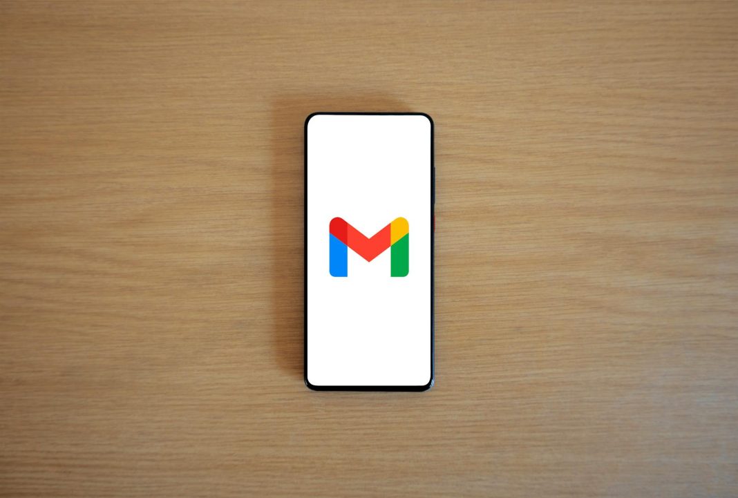 Gemini in Gmail – logo Gmail su smartphone guida 2026