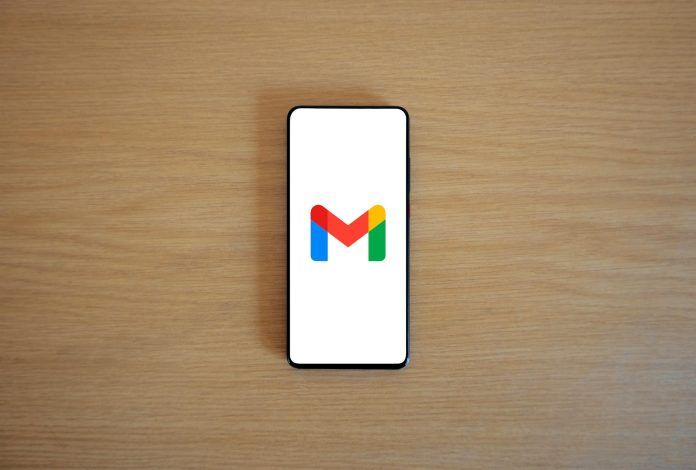 Gemini in Gmail – logo Gmail su smartphone guida 2026