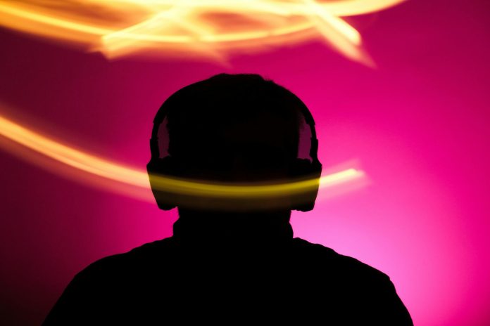 Suno AI creare musica con intelligenza artificiale – cuffie effetto neon