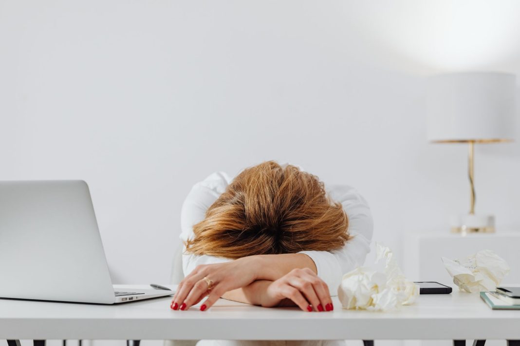 Burnout: cos’è, sintomi e come uscirne secondo l’OMS