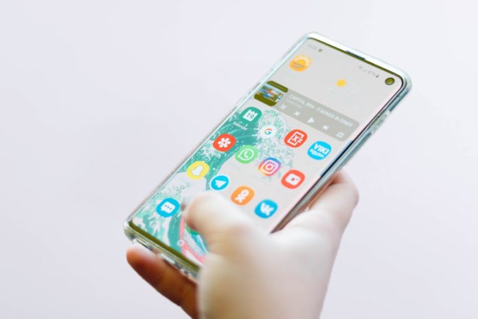 WhatsApp chat smartphone AI – Meta AI WhatsApp 2026