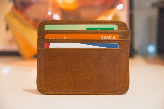 Immagine in evidenza – Come portare soldi all'estero in vacanza: limiti, carte e cosa è legale portare soldi estero vacanza – Come portare soldi all'estero in vacanza: limiti, carte e cosa è legale
