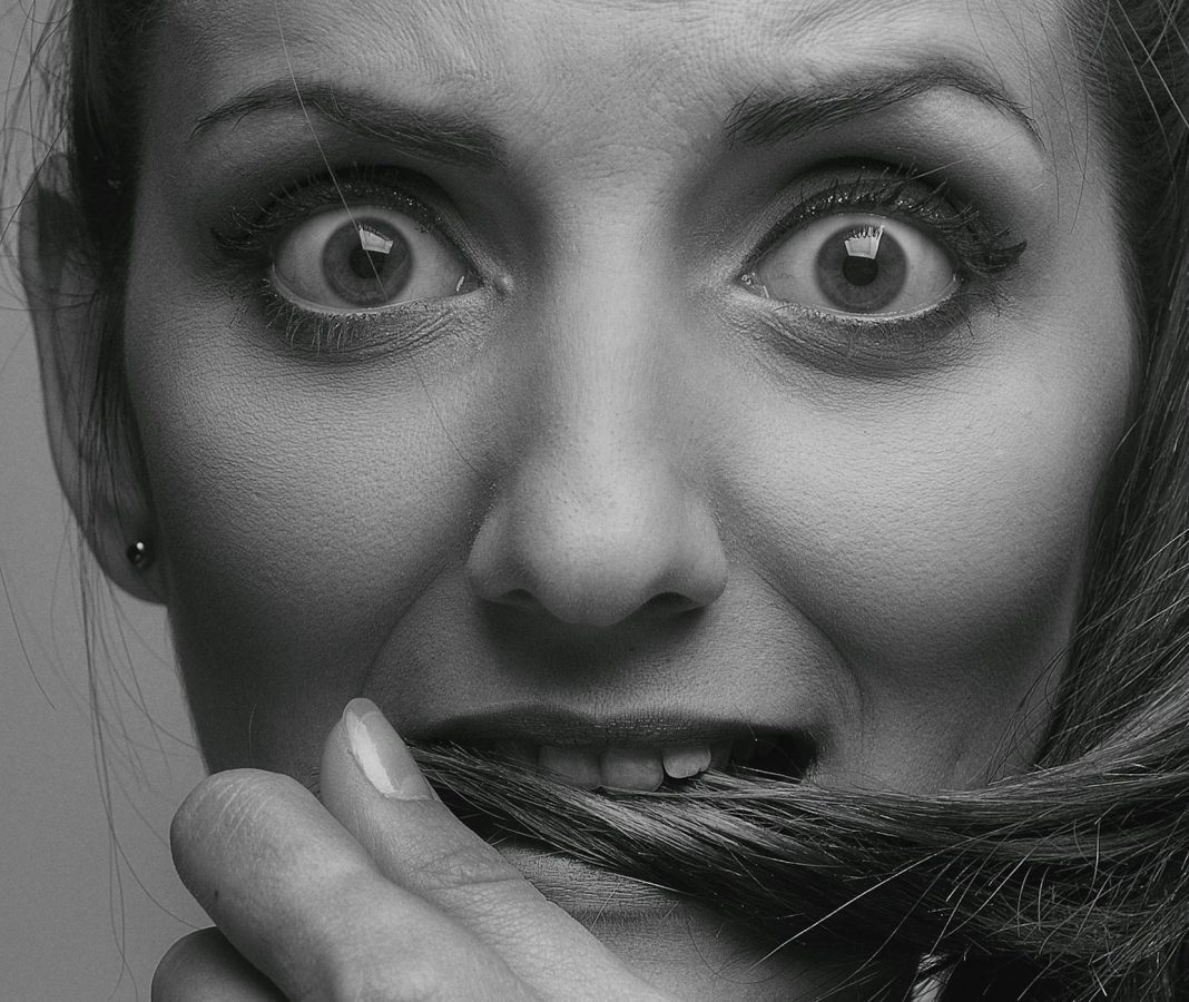 Attacchi di panico – donna con espressione di paura e terrore
