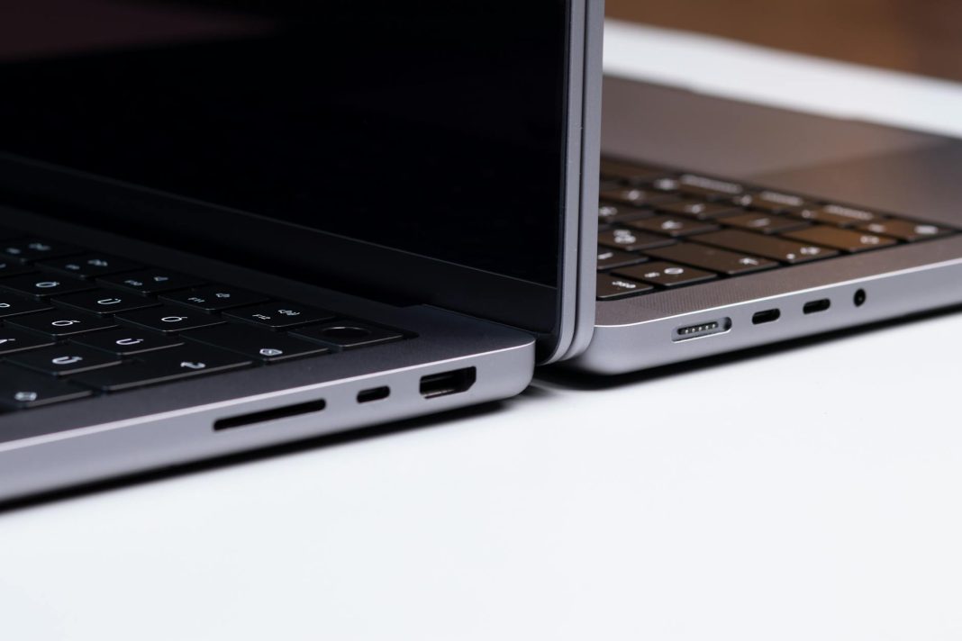 ChatGPT vs Gemini – due laptop a confronto tecnologia AI