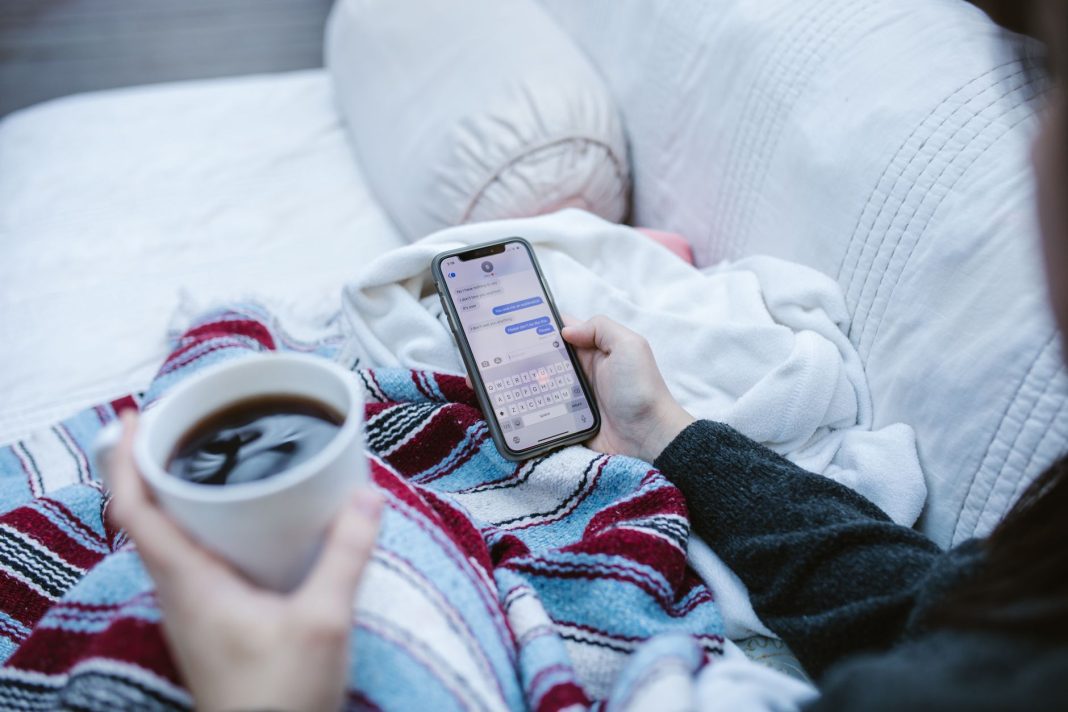 Meta AI a pagamento: arrivano gli abbonamenti Plus su Facebook, Instagram e WhatsApp