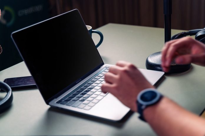 Immagine in evidenza – Claude Fable 5 hackerato? Cos'è il jailbreak che ha aggirato le sue protezioni claude fable 5 hackerato – Claude Fable 5 hackerato? Cos'è il jailbreak che ha aggirato le sue protezioni