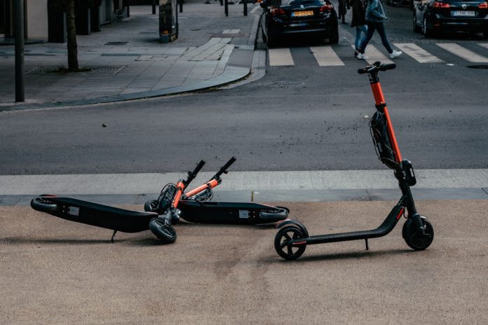 Immagine in evidenza – Monopattini elettrici 2026: targa e assicurazione obbligatorie monopattini elettrici – Monopattini elettrici 2026: targa e assicurazione obbligatorie