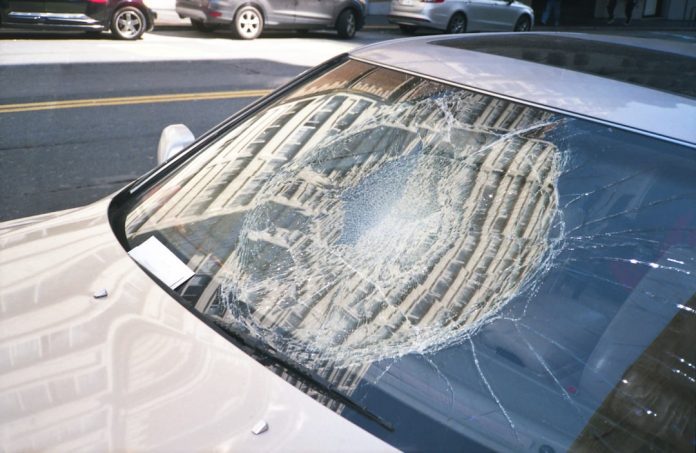 Immagine in evidenza – Grandine e auto: come funziona davvero l'assicurazione (cristalli compresi) grandine auto – Grandine e auto: come funziona davvero l'assicurazione (cristalli compresi)