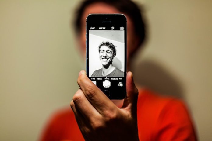 Immagine in evidenza – Facebook Verified: cos'è il nuovo badge gratuito contro i profili falsi Facebook Verified badge – Facebook Verified: cos'è il nuovo badge gratuito contro i profili falsi