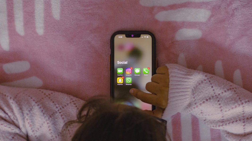 Instagram controlli parentali chatbot AI minori – Instagram: i genitori possono bloccare le chat dei figli con i chatbot AI