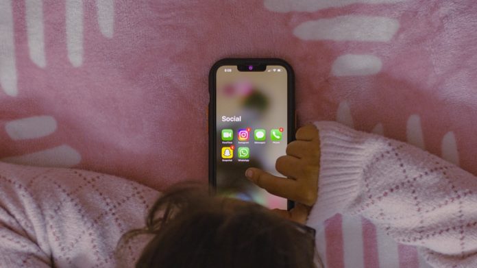 Immagine in evidenza – Instagram: i genitori possono bloccare le chat dei figli con i chatbot AI Instagram controlli parentali chatbot AI minori – Instagram: i genitori possono bloccare le chat dei figli con i chatbot AI