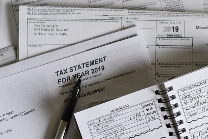 Immagine in evidenza – Correttivo Fiscale Omnibus 2026: cosa cambia per redditi e IVA fisco documenti scrivania – Correttivo Fiscale Omnibus 2026: cosa cambia per redditi e IVA