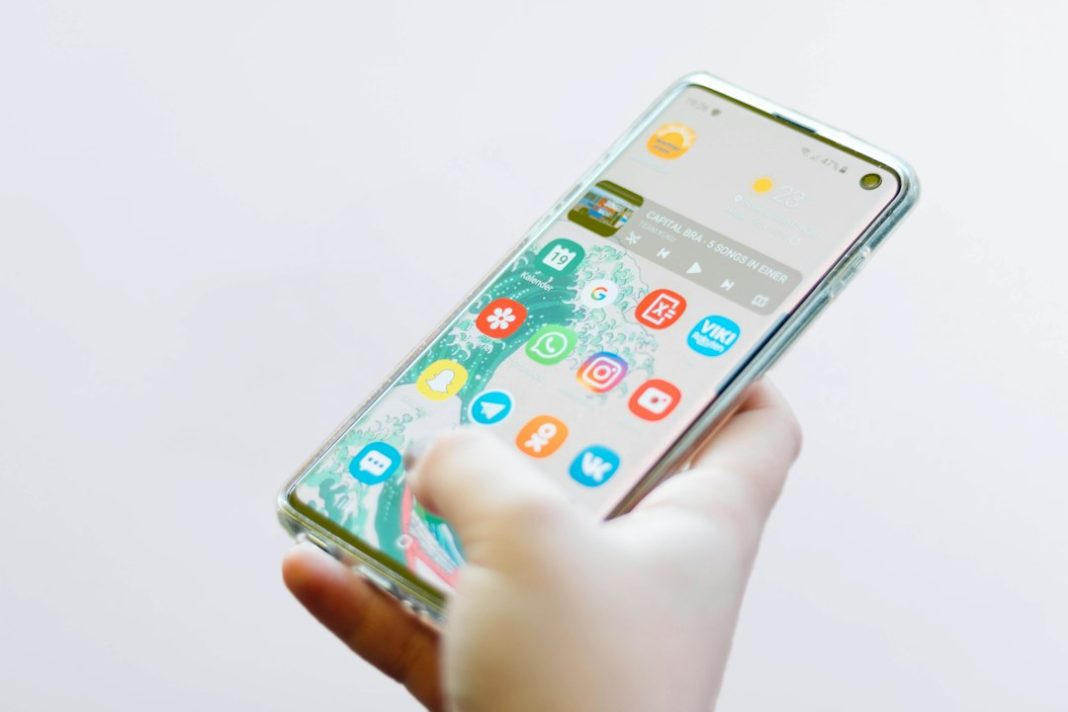 smartphone chiamata – Truffa finto poliziotto WhatsApp