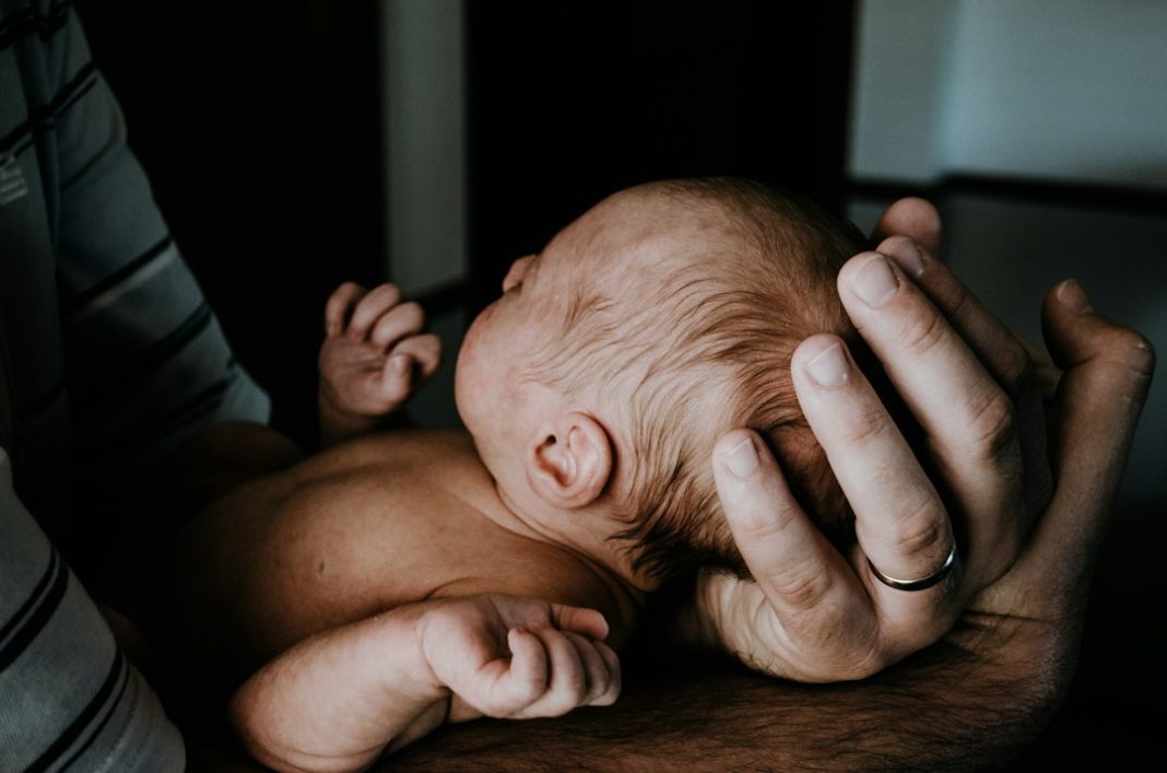 Congedo parentale all’80%: la manovra lo porta a quattro mesi, fino a sei dal terzo figlio