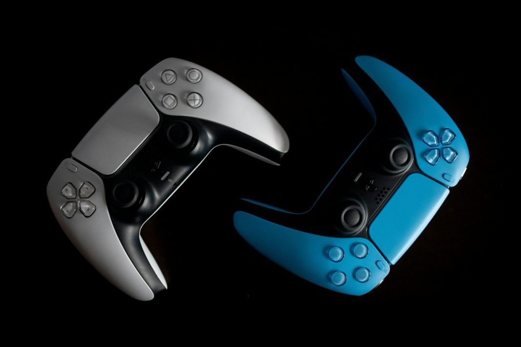 controller DualSense GTA 6 – Controller DualSense GTA 6: prezzo, versioni Black e White e dove comprarli in Italia