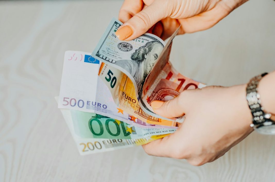 Aumento CCNL commercio novembre 2026: quanto sale la paga base livello per livello